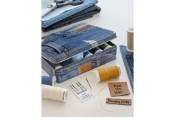 DENIM-BOX con aghi Jeans ed etichette in pelle artificiale