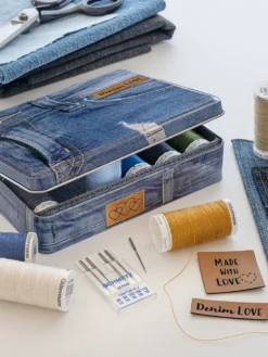 DENIM-BOX con aghi Jeans ed etichette in pelle artificiale